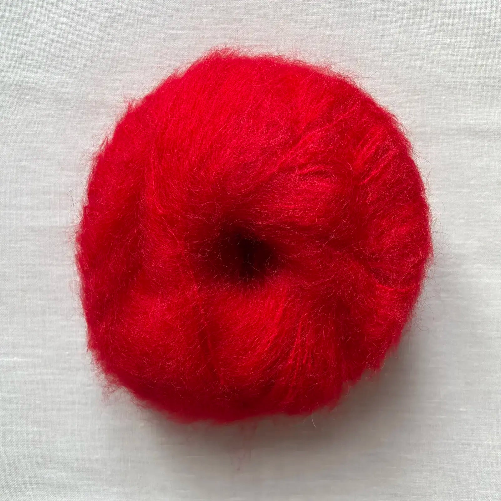 pelote de laine mohair à tricoter de la marque fonty, de couleur rouge vif