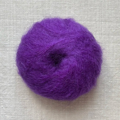 pelote de laine mohair à tricoter de la marque fonty, de couleur violet sur fond de lin beige