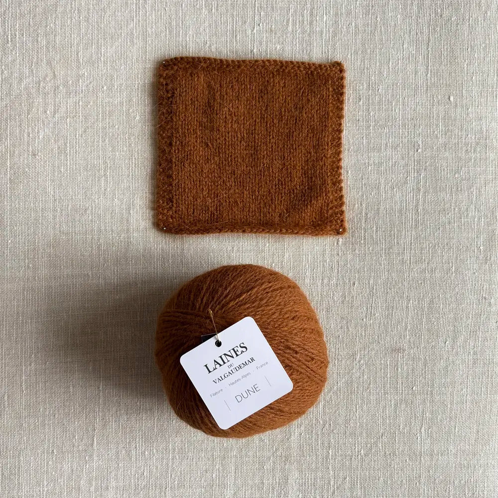 Pelote Dune de laine et angora coloris écureuil des Laines du Valgaudemar – boutique Tricotant, vue de dessus sur fond lin avec échantillon tricoté