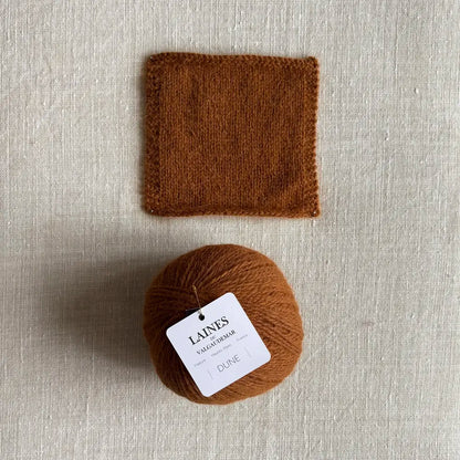 Pelote Dune de laine et angora coloris écureuil des Laines du Valgaudemar – boutique Tricotant, vue de dessus sur fond lin avec échantillon tricoté