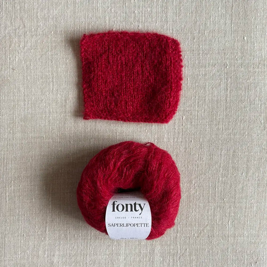 Pelote de laine Saperlipopette coloris fraise écrasée de Fonty – boutique Tricotant, vue de dessus sur fond lin avec échantillon tricoté
