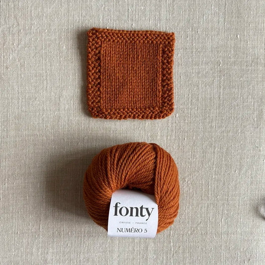 Pelote de laine Numéro 5 coloris écureuil de Fonty – boutique Tricotant, vue de dessus sur fond lin avec échantillon tricoté