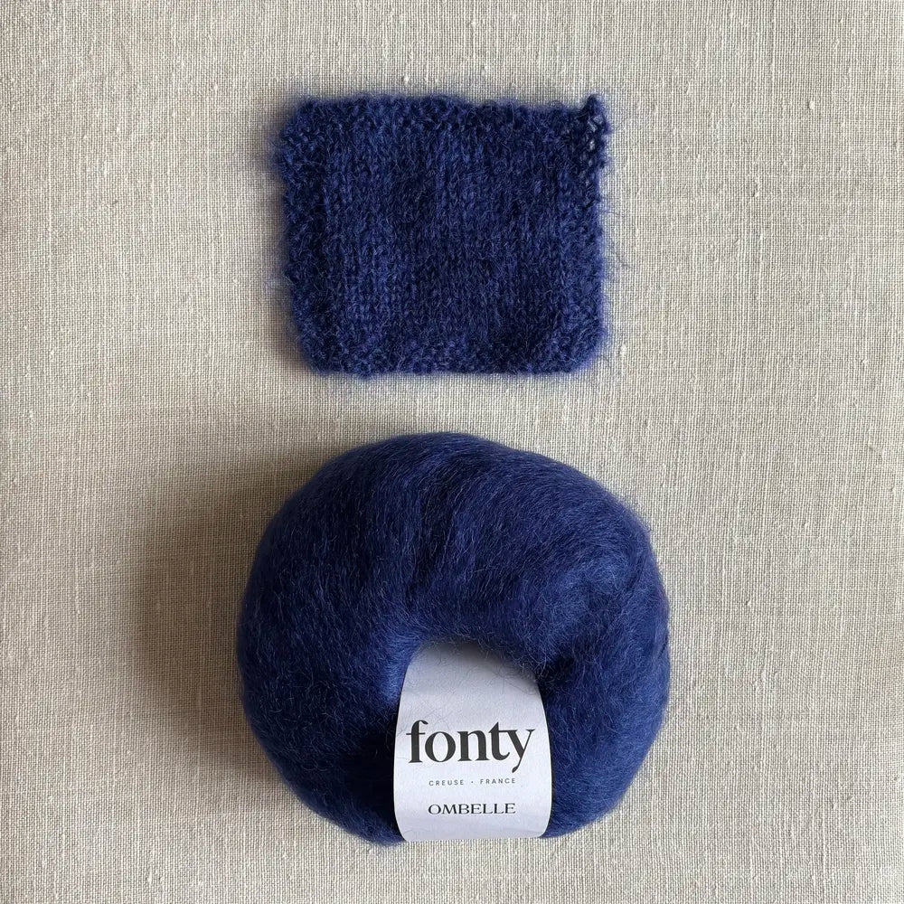 Pelote de laine mohair Ombelle coloris bleu marine de Fonty – boutique Tricotant, vue de dessus sur fond lin avec échantillon tricoté