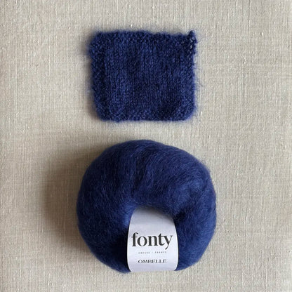 Pelote de laine mohair Ombelle coloris bleu marine de Fonty – boutique Tricotant, vue de dessus sur fond lin avec échantillon tricoté