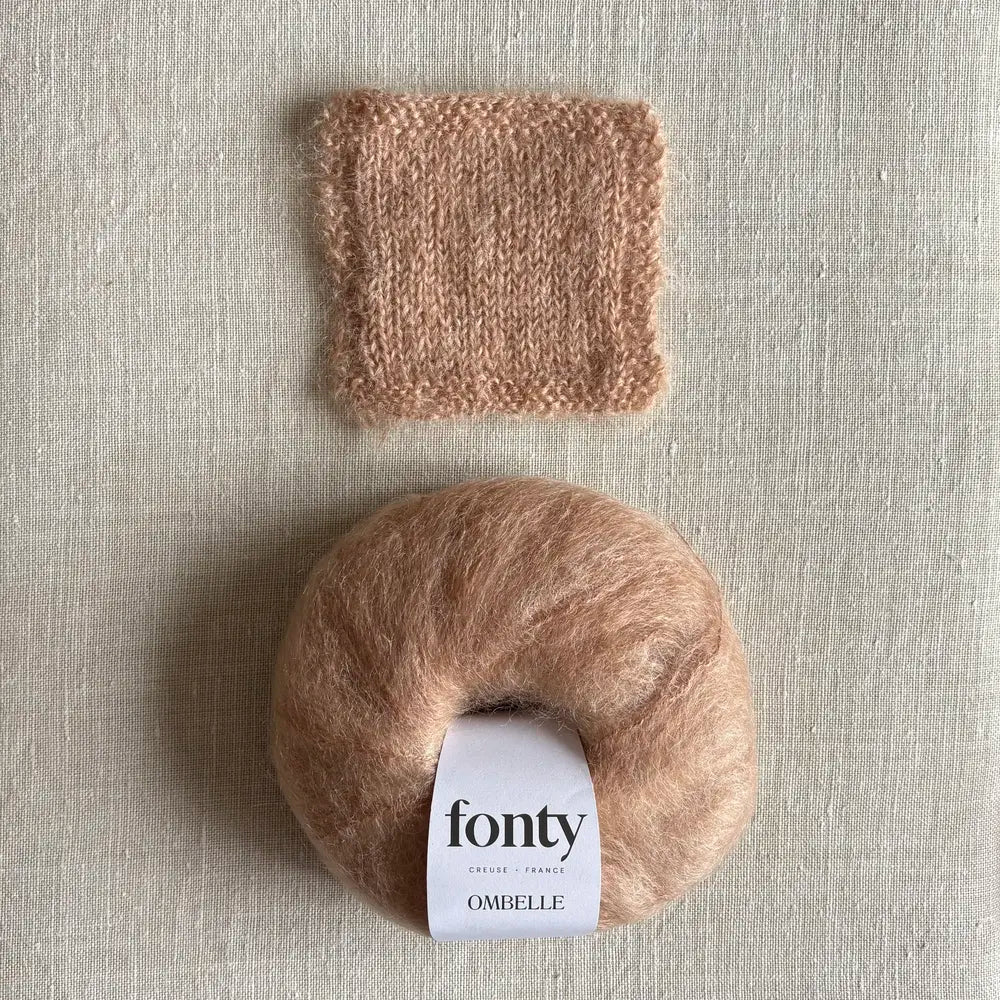Pelote de laine mohair Ombelle coloris camel de Fonty – boutique Tricotant, vue de dessus sur fond lin avec échantillon tricoté