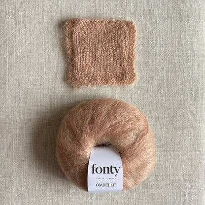 Pelote de laine mohair Ombelle coloris camel de Fonty – boutique Tricotant, vue de dessus sur fond lin avec échantillon tricoté