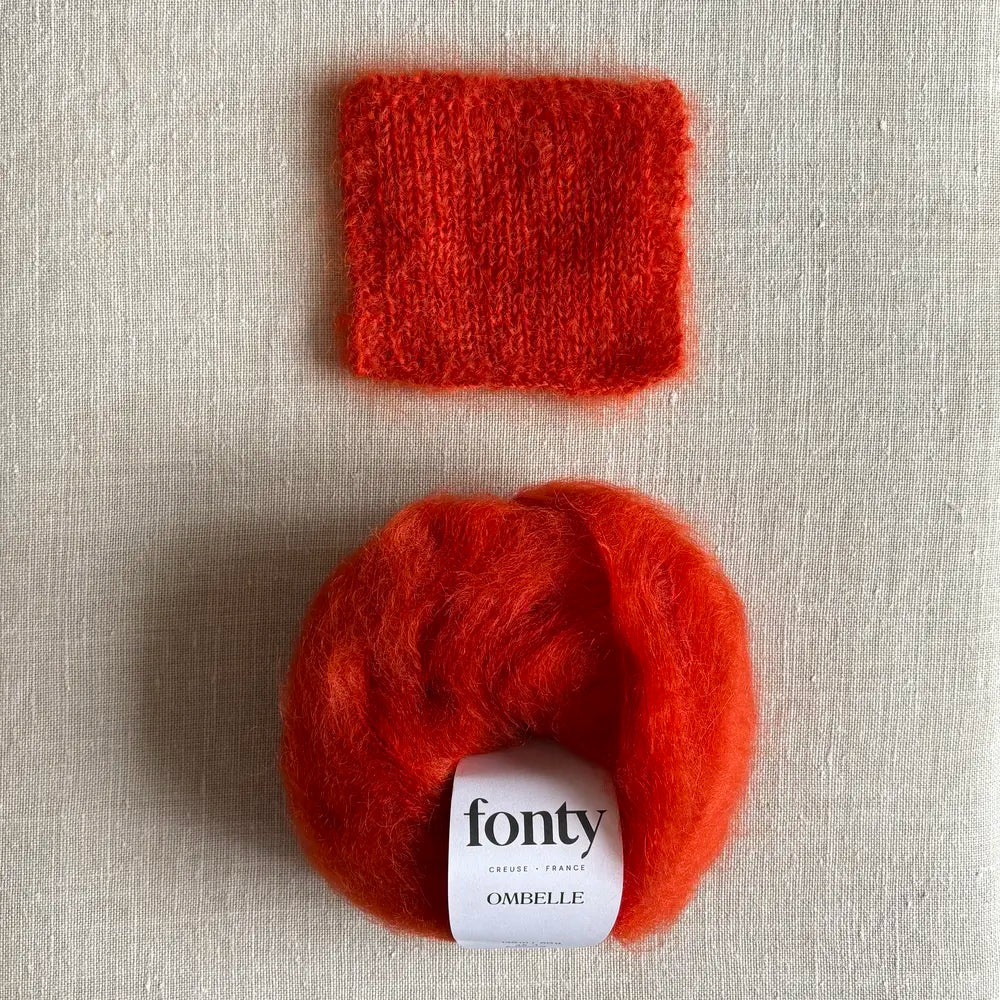 Pelote de laine mohair Ombelle coloris orange flamme de Fonty – boutique Tricotant, vue de dessus sur fond lin avec échantillon tricoté