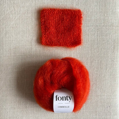 Pelote de laine mohair Ombelle coloris orange flamme de Fonty – boutique Tricotant, vue de dessus sur fond lin avec échantillon tricoté