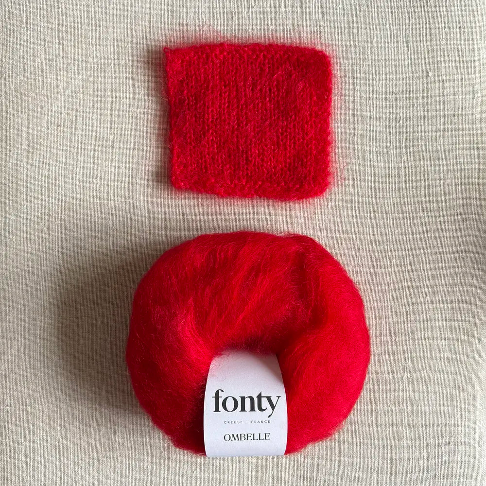 Pelote de laine mohair Ombelle coloris rouge vif de Fonty – boutique Tricotant, vue de dessus sur fond lin avec échantillon tricoté