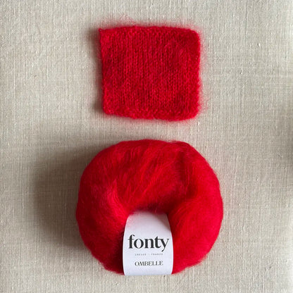 Pelote de laine mohair Ombelle coloris rouge vif de Fonty – boutique Tricotant, vue de dessus sur fond lin avec échantillon tricoté
