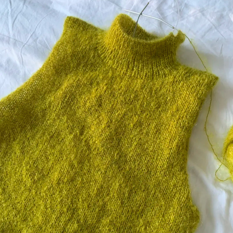 pull sans manches tricotant vert olive