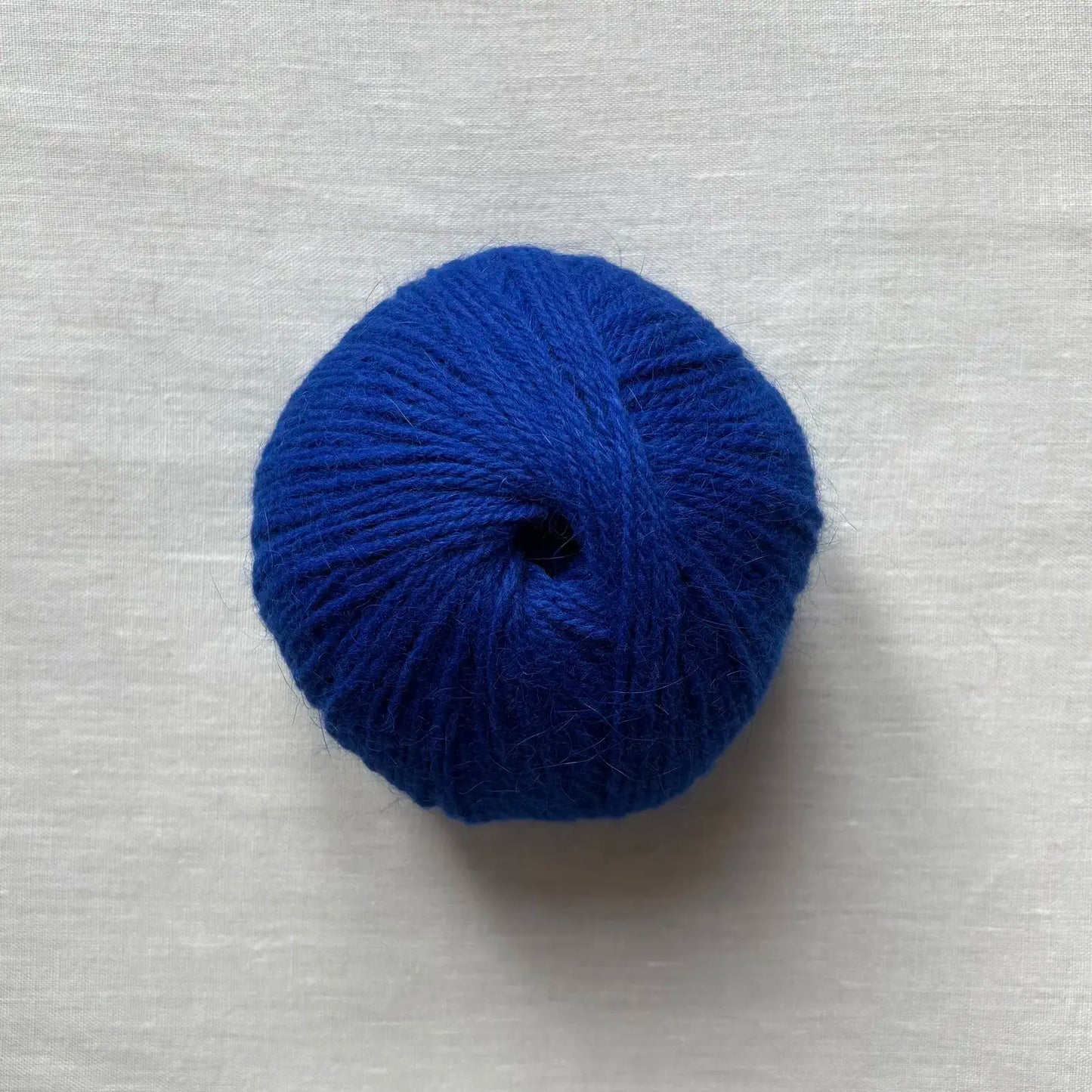 pelote de laine et angora à tricoter de la marque laines du valgaudemar, de couleur bleu klein par tricotant