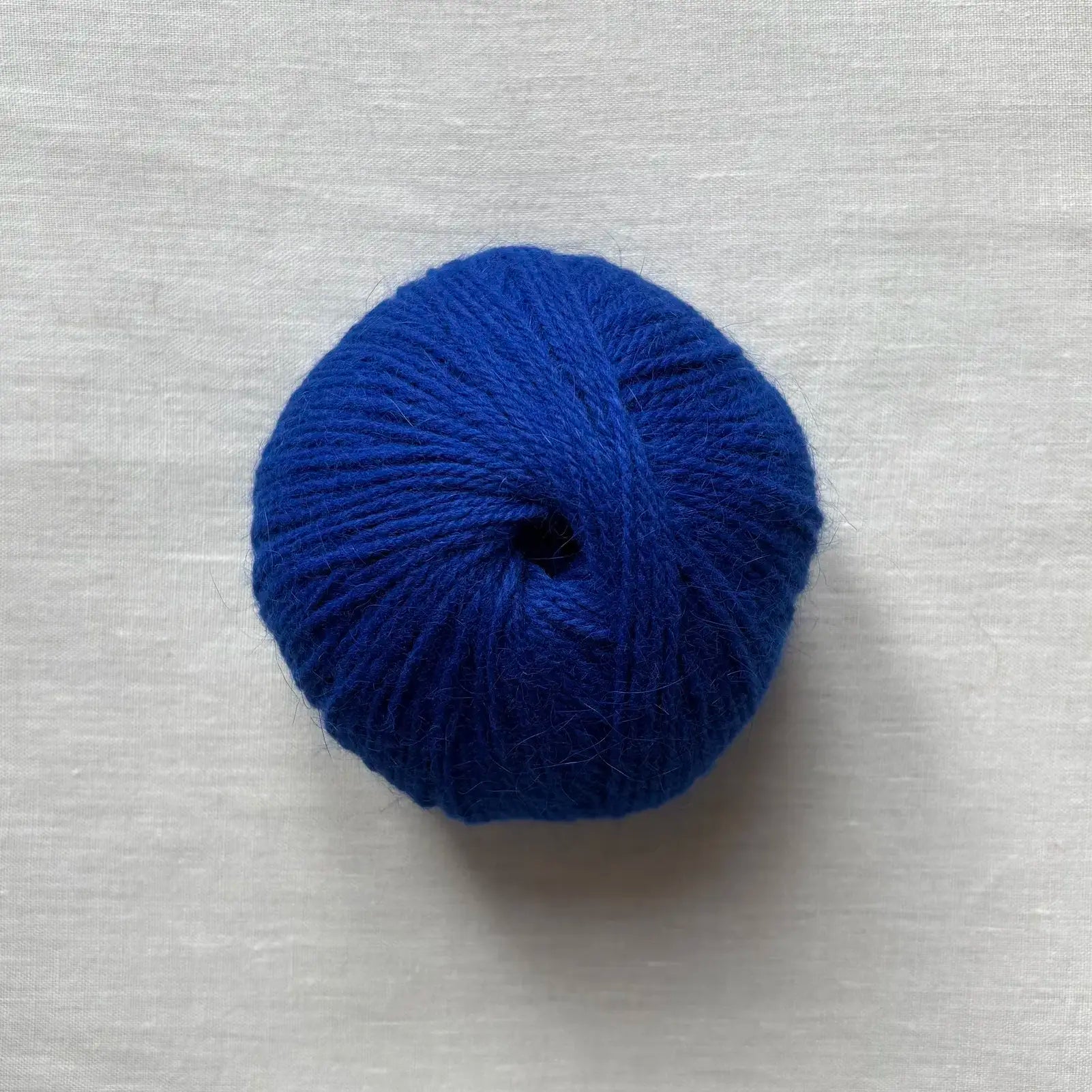 pelote de laine et angora à tricoter de la marque laines du valgaudemar, de couleur bleu klein par tricotant