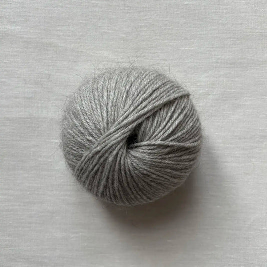 pelote de laine et angora à tricoter de la marque laines du valgaudemar, de couleur grise par tricotant