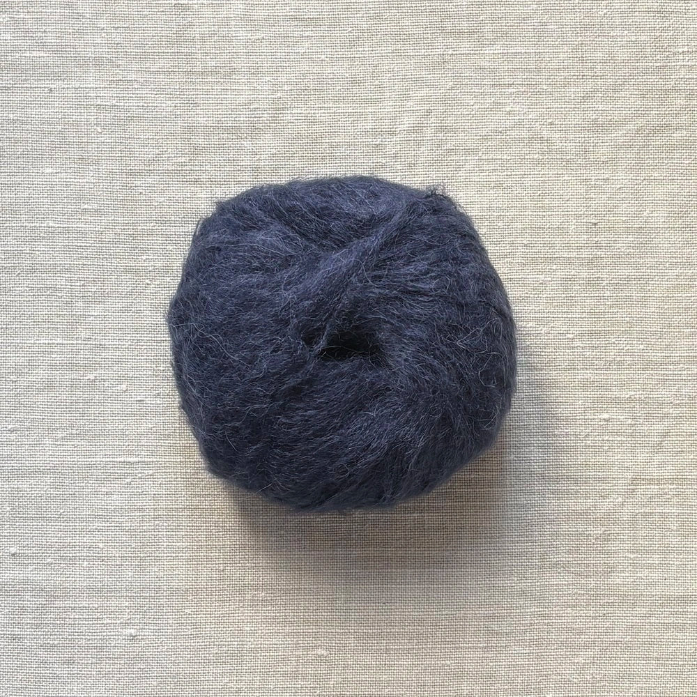 pelote de laine baby suri mérinos et soie à tricoter de la marque fonty, de couleur bleu nuit