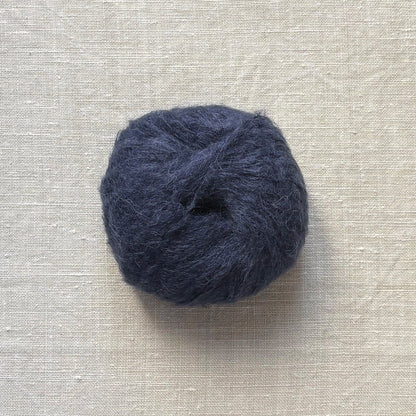pelote de laine baby suri mérinos et soie à tricoter de la marque fonty, de couleur bleu nuit