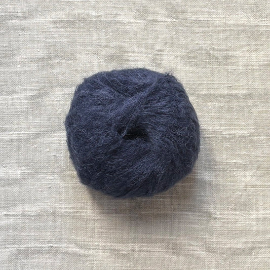 pelote de laine baby suri mérinos et soie à tricoter de la marque fonty, de couleur bleu nuit