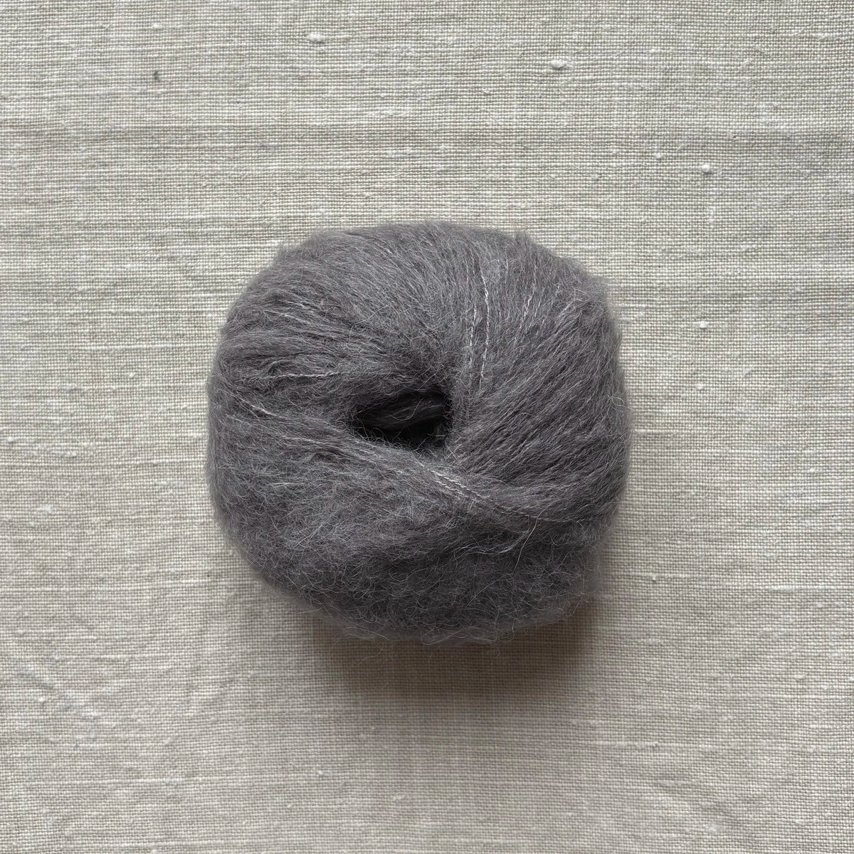 pelote de laine baby suri mérinos et soie à tricoter de la marque fonty, de couleur gris foncé