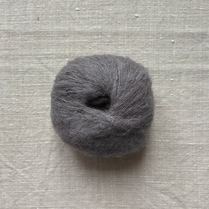 pelote de laine baby suri mérinos et soie à tricoter de la marque fonty, de couleur gris foncé
