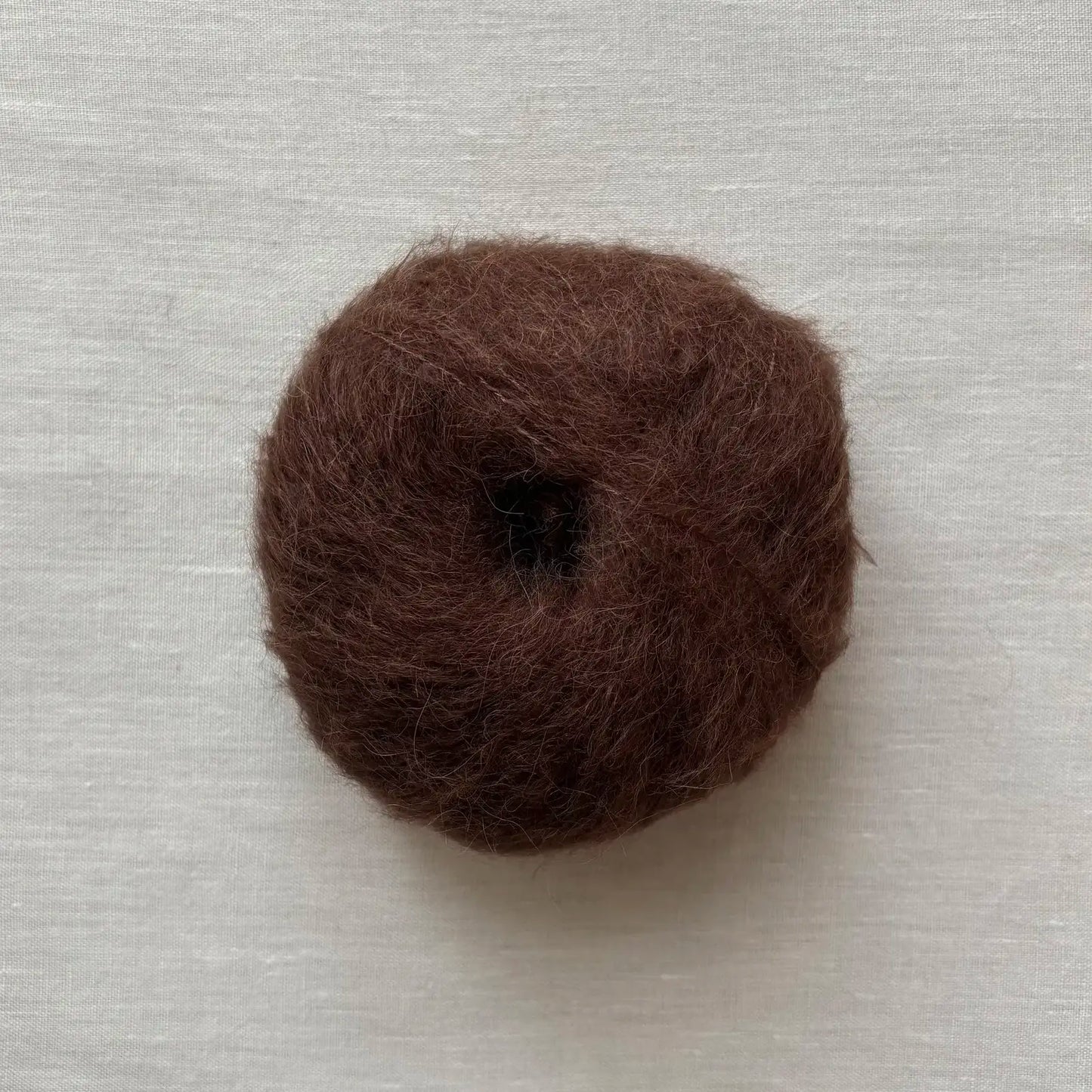 pelote de laine baby suri mérinos et soie à tricoter de la marque fonty, de couleur marron glacé