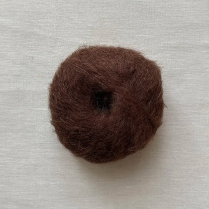 pelote de laine baby suri mérinos et soie à tricoter de la marque fonty, de couleur marron glacé