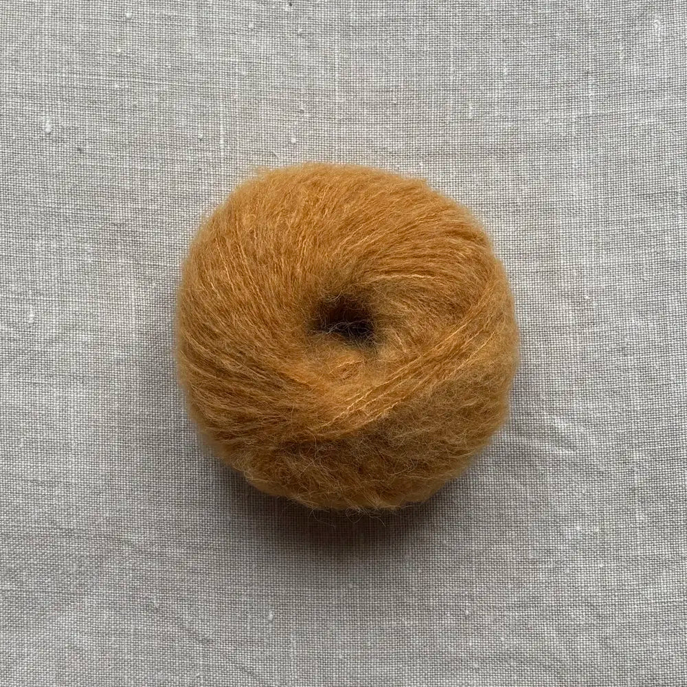 pelote de laine baby suri mérinos et soie à tricoter de la marque fonty, de couleur ocre