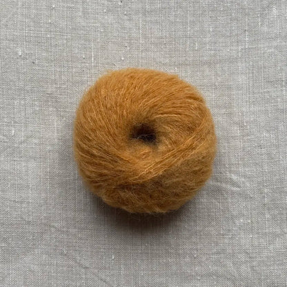 pelote de laine baby suri mérinos et soie à tricoter de la marque fonty, de couleur ocre