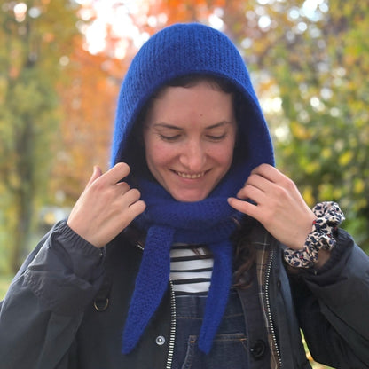 femme portant une écharpe cagoule bleu klein tricotée dans la nature 