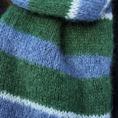 zoom sur écharpe rayée vert foncé, bleu et bleu ciel portée